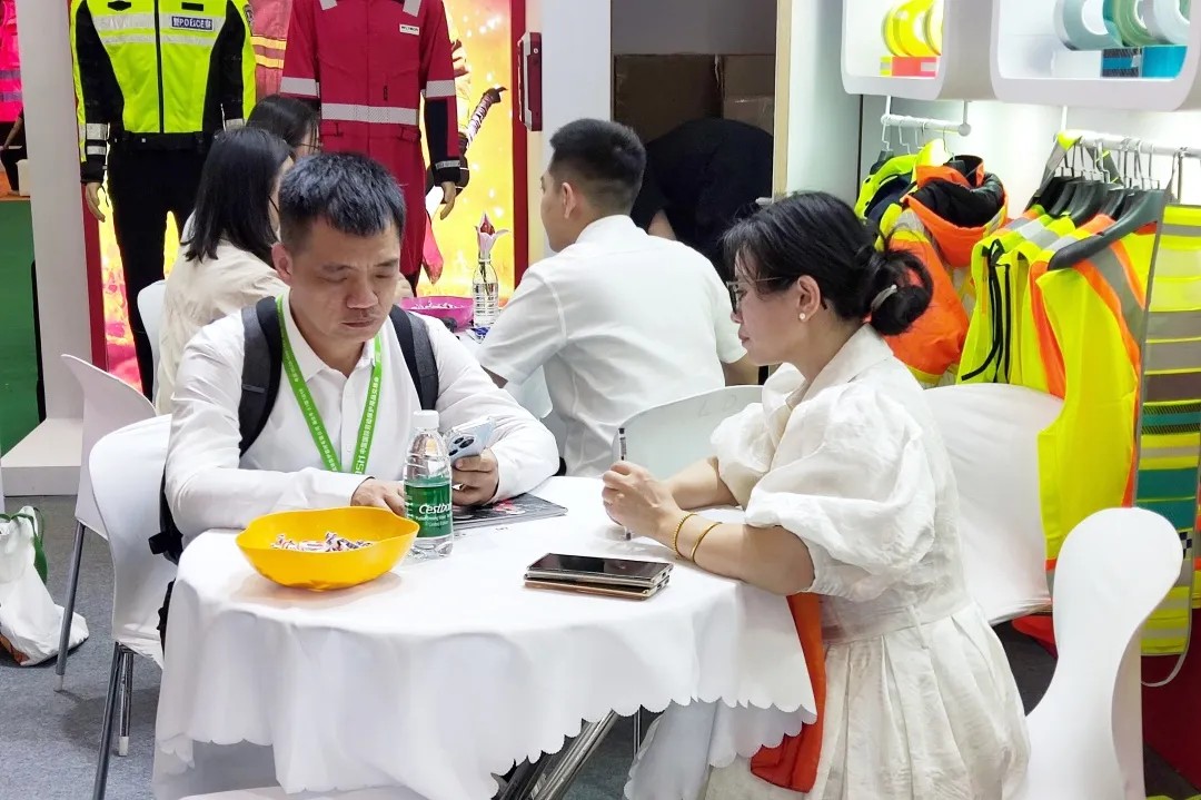 龙8官方网站光学上海劳保展3